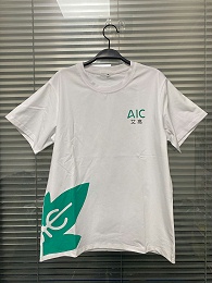 客户定制的圆领T恤工作服，前胸印有logo，背后印有广告语